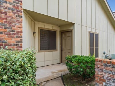 Primary bedroom at 1617 W Braker LN Unit #B - 3 bed 2 bath home