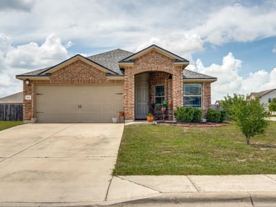 Living area at 1618 Woodlands DR - 3 bed 2 bath home