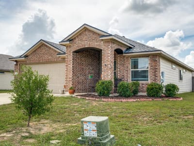 Primary bedroom at 1618 Woodlands DR - 3 bed 2 bath home