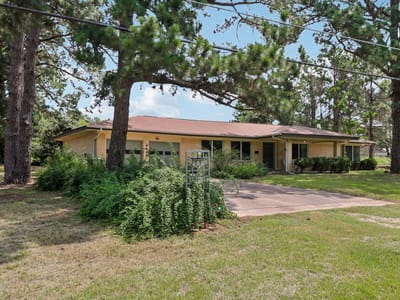 Living area at 162 Indian Oak DR - 3 bed 2 bath home