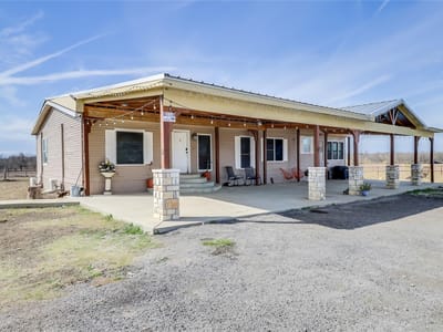 Living area at 16201 Giese LN - 3 bed 2 bath home