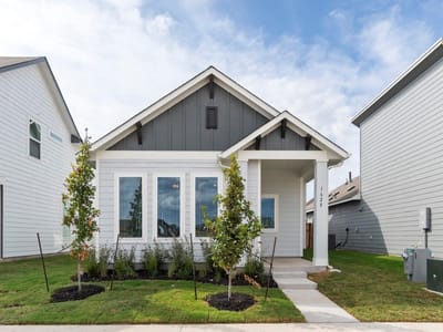 Living area at 1628 Esplanade PKWY - 3 bed 2 bath home