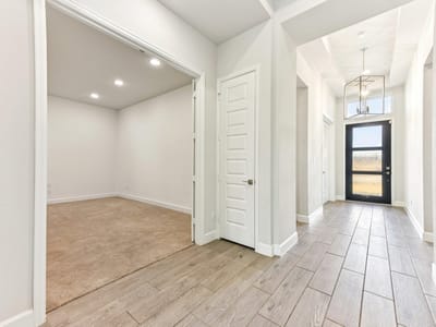 Living area at 163 Kellogg Ln - 4 bed 3 bath home