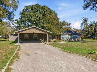 Living area at 163 Lakeside DR - 3 bed 2 bath home