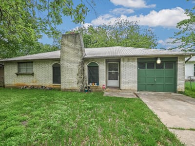 Living area at 1637 Chippeway Ln - 3 bed 2 bath home