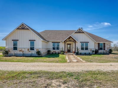 Living area at 1642 Scull RD - 4 bed 3 bath home