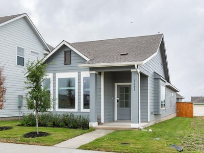 Living area at 1648 Esplanade PKWY - 3 bed 2 bath home