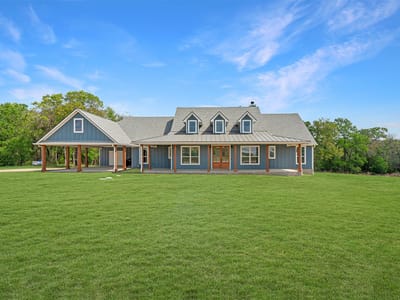 Living area at 1680 County Road 302 - 5 bed 3 bath home