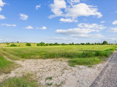 Living area at 1700 Cr 322 - N/A, Bartlett, TX