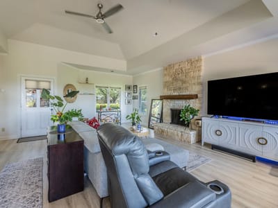 Living area at 1703 Clubhouse Hill DR - 2 bed 2 bath home