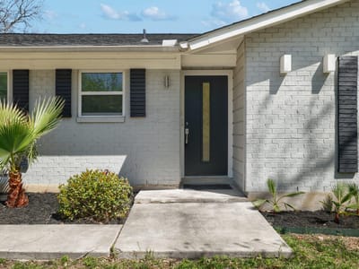 Living area at 1704 Alleghany Dr - 3 bed 2 bath home