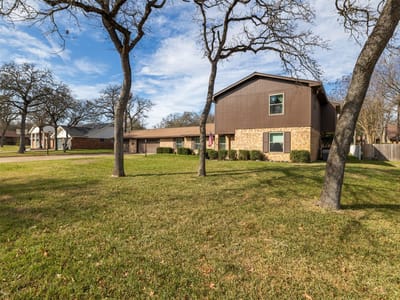 Living area at 1704 Yokley Rd - 6 bed 2 bath home
