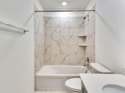 Photo 5 of 40 at 1725 Devine Lake BLVD - 4 bed 2 bath home