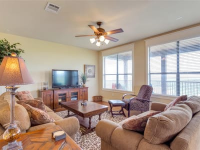 Living area at 17932 Edgewood Way - 3 bed 3 bath home