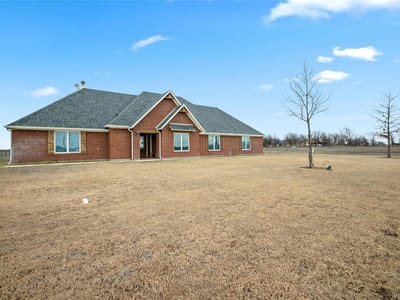 Living area at 1800 County Road 305 - 3 bed 3 bath home