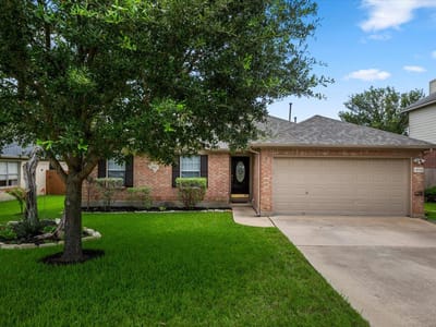 Living area at 1802 Hollow Ridge DR - 3 bed 2 bath home