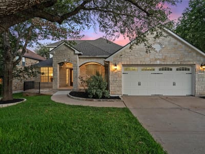 Living area at 1807 Liberty Oaks BLVD - 3 bed 3 bath home