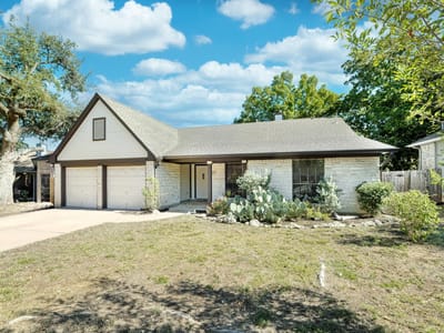 Living area at 1810 Parkwood DR - 3 bed 2 bath home