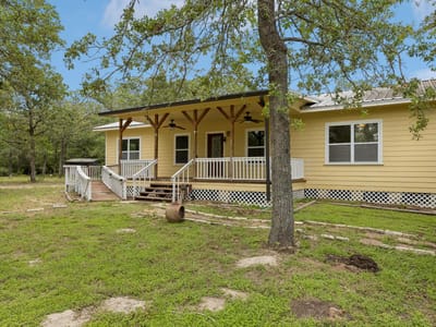 Living area at 1811 W Old Lockhart RD - 3 bed 2 bath home