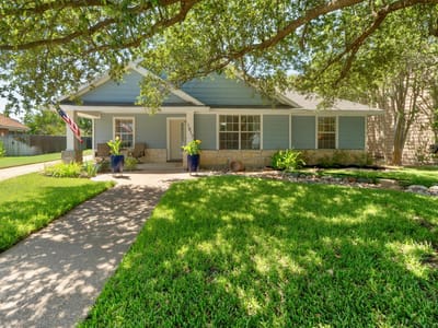 Living area at 1817 Mason Creek BLVD - 3 bed 2 bath home