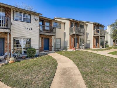Living area - 1827 River Crossing Cir Unit #C Living area at 1827 River Crossing Cir Unit #C - 2 bed 2 bath home