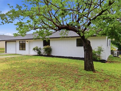 Living area at 1841 Twin Oaks - 3 bed 2 bath home