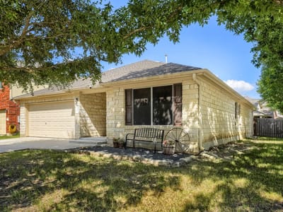 Living area at 18701 Dry Pond DR - 3 bed 2 bath home