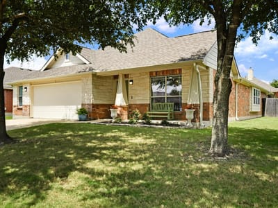 Living area at 18717 Royal Pointe DR - 3 bed 2 bath home