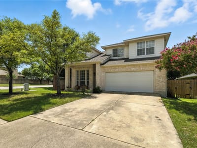 Living area at 1901 Avante DR - 4 bed 2 bath home