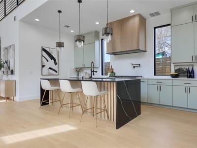 Living area at 1901 W Saint Johns Ave - 5 bed 5 bath home