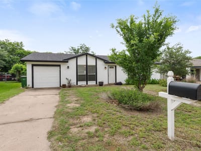 Living area at 1904 Heathwood Cir - 3 bed 2 bath home