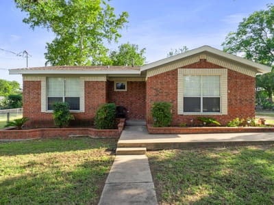 Living area at 1905 Bissel LN - 3 bed 2 bath home