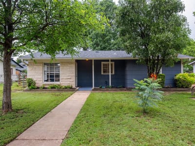 Living area at 1905 W Saint Johns Ave - 4 bed 3 bath home