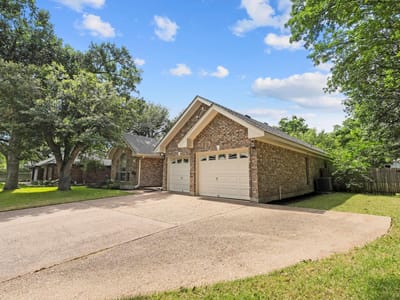 Living area at 1906 Meadow Ridge DR - 3 bed 2 bath home