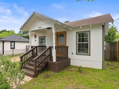 Primary bedroom at 1909 College ROW - 1 bed 1 bath home
