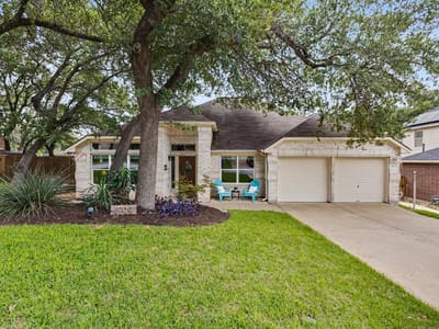 Living area at 1909 Holly Hill DR - 4 bed 2 bath home