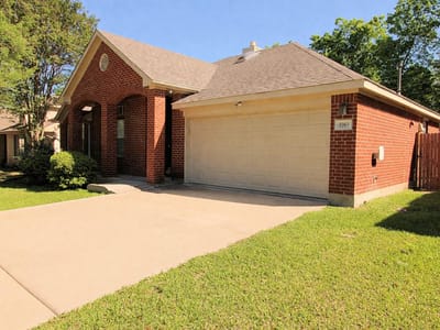 Living area at 1910 Balsam WAY - 4 bed 2 bath home