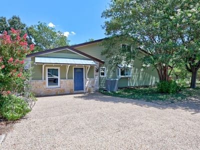 Living area at 1910 Mirabeau ST - 3 bed 2 bath home