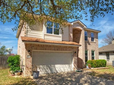 Living area at 1913 Avante Dr - 5 bed 3 bath home