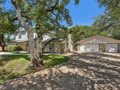 Living area at 1915 Oak Forest DR - 4 bed 2 bath home
