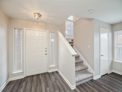 Living area at 1917 White Oak Cir - 3 bed 2 bath home