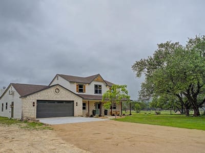 Living area at 200 E Meadow LN - 6 bed 3 bath home