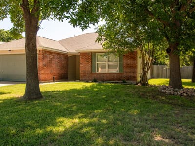 Living area at 200 Quail Cir - 3 bed 2 bath home