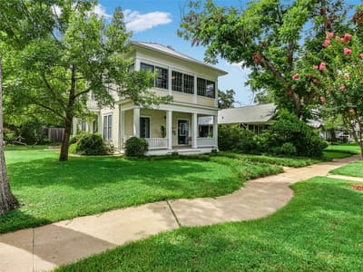 Property photo 2 at 200 W 40th ST - 4 bed 3 bath home