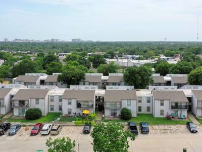 Living area at 2000 Kazmeier Plz - Greenfield Plaza, Bryan, TX