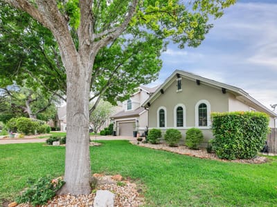 Living area at 2000 Rio Mesa Dr - 4 bed 3 bath home
