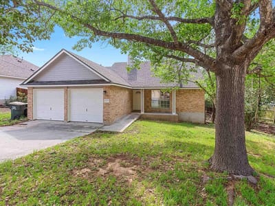 Living area at 2003 Ramona CIR - 3 bed 2 bath home