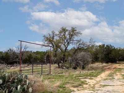 Living area at 2005 Park Rd - Smith Ranch, Lampasas, TX