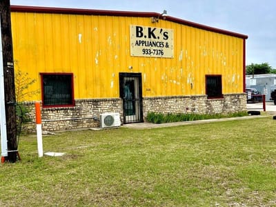 Living area at 2020 Interstate 35 - Belton, TX