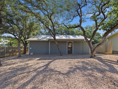 Living area at 20200 Barnett Glenn RD - 1 bed 1 bath home